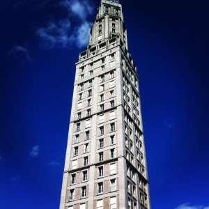 La Tour Perret // LE JOUR : concentré d'architecture d'après-guerre et curiosité du terroir.