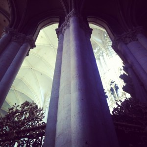 La cathédrale fait 42,5 mètres de hauteur. Même si elle en paraît 70.