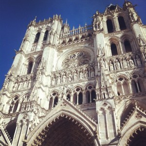 La cathédrale, à côté de laquelle Notre-Dame-de-Paris est insignifiante. 